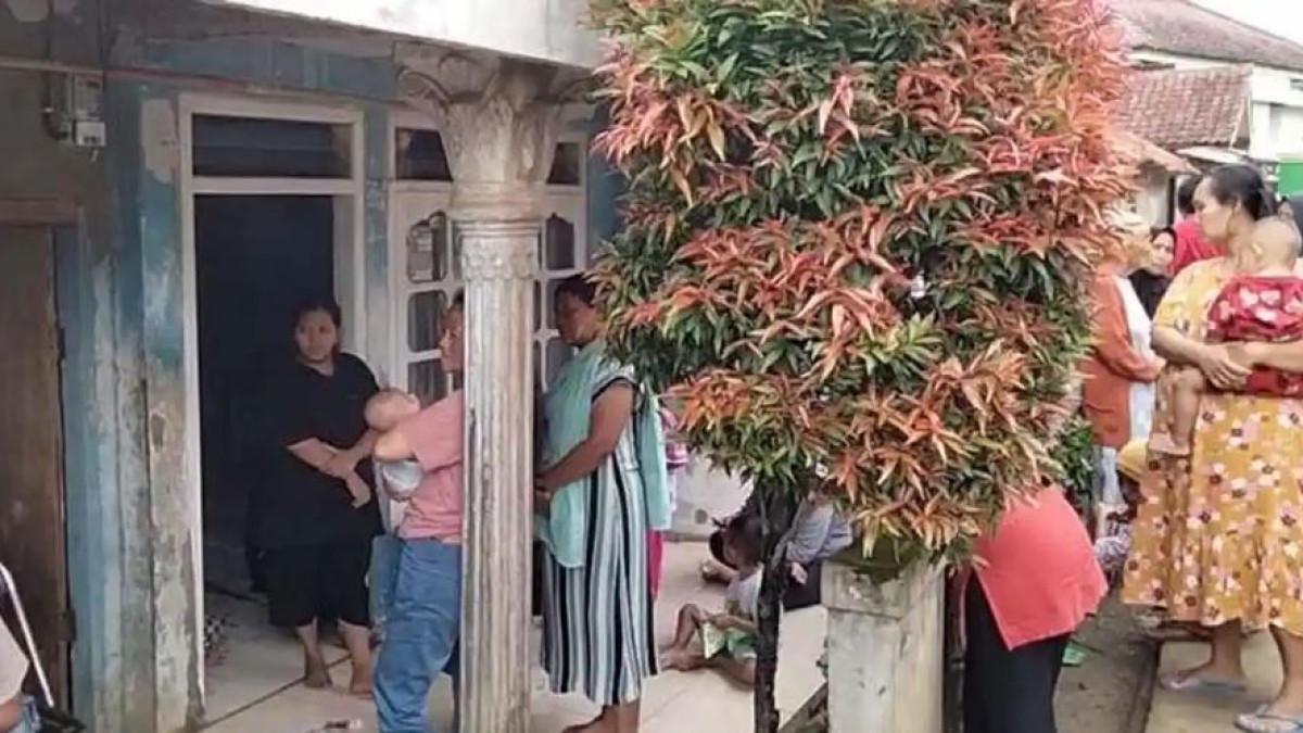 KECELAKAAN MAUT DI SEMARANG: Suasana rumah duka di wilayah Kecamatan Kemang, Kabupaten Bogor, korban kecelakaan bus maut di Semarang, Senin (27/12/2025). Seorang bayi di Bogor jadi yatim piatu setelah orangtuanya tewas dalam kecelakaan bus PO. Cahaya Trans di Exit Tol Krapyak Semarang, Senin (22/12/2025).