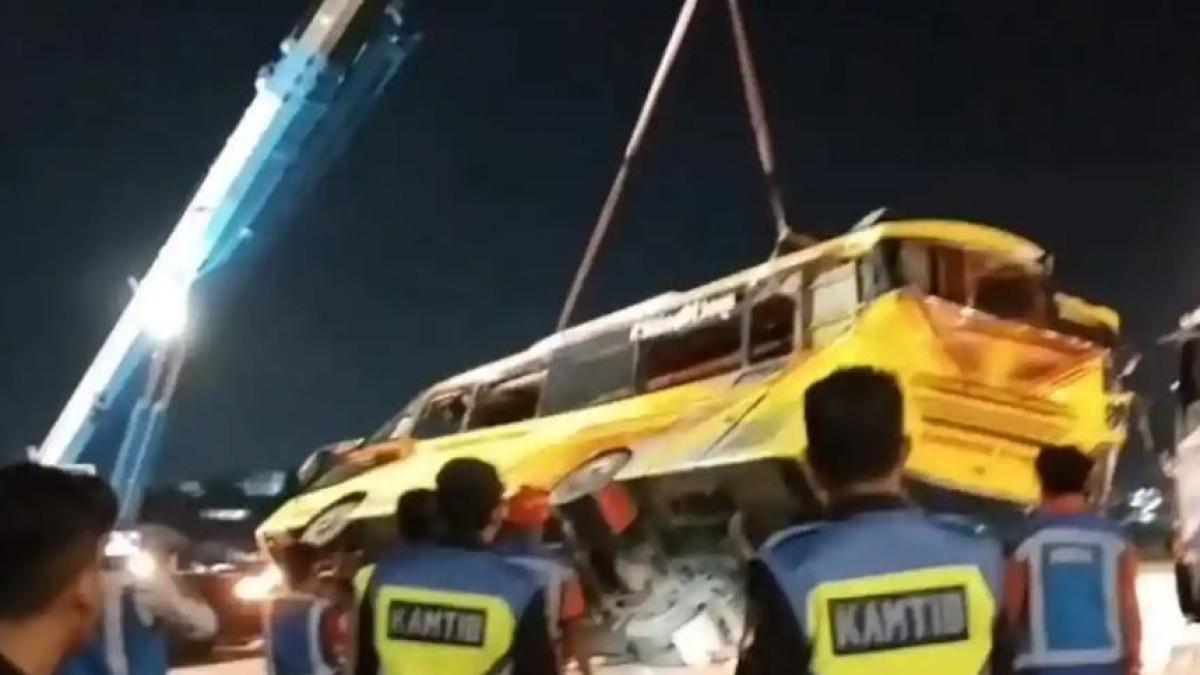 EVAKUASI BUS: Tangkapan layar video menunjukkan proses evakuasi bus yang mengalami kecelakaan di Simpang Susun Exit Tol Krapyak Kota Semarang, Senin (22/12/2025) dini hari. Bus PO Cahaya Trans Jurusan Jakarta-Yogyakarta terbalik. Dari 34 penumpang bus yang menjadi korban, 15 orang dilaporkan meninggal akibat kecelakaan tersebut.