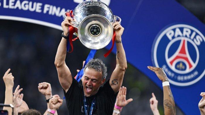 PSG JUARA - Pelatih Paris Saint-Germain (PSG), Luis Enrique mengangkat trofi juara Liga Champions setelah menaklukkan Inter Milan di final 5-0 di Allianz Arena, Munich, pada Minggu (1/6/2025) dini hari WIB.
