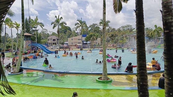Waterboom Tirta Sumber Jaya Cipangalun di Desa Jalatrang, Kecamatan Cipaku, Kabupaten Ciamis terus menjadi destinasi favorit bagi masyarakat, khususnya di momen libur Natal dan Tahun Baru (Nataru) seperti saat ini, Senin (30/12/2024).