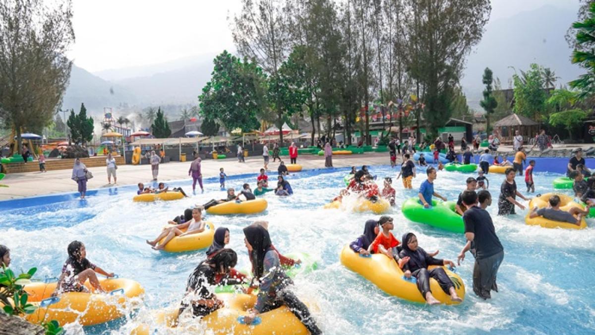WISATA GARUT - Sejumlah wisatawan tengah menikmati wahana air di Sabda Alam, Garut, Jawa Barat, Kamis (4/12/2025).