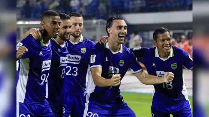 SELEBRASI - Para pemain Persib Bandung merayakan gol Andrew Jung ke gawang Selangor FC. Tampak ada Uilliam Barros, Luciano Guaycochea, Marc Klok, dan Adam Alis.