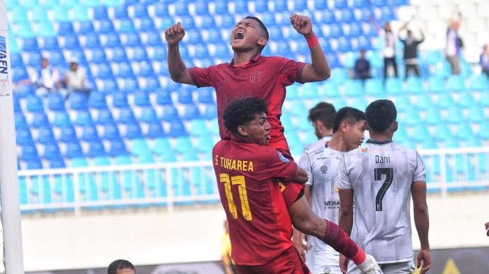 AREMA FC IMBANG - Pesepakbola Arema FC, Iksan Lestaluhu digendong Salim Akbar Tuharea berselebrasi usai mencetak gol melawan tim Madura United dalam laga lanjutan Super League 2025-2026 di Stadion Kanjuruhan, Kabupaten Malang, Jawa Timur, Selasa (23/12/2025). Arema FC berbagi angka dengan Madura United dengan skor 2-2, berikut tiga alasan utama Singo Edan gagal.