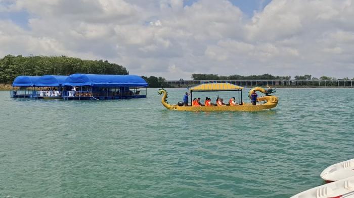 RAMAI DISERBU PENGUNJUNG - Objek wisata Danau Biru di Ogan Ilir didatangi pengunjung pada soft opening, Sabtu (20/12/2025). Rencananya, soft opening selama 12 hari hingga persis di pengujung Desember mendatang.