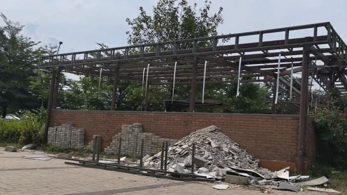 TUTUP - Pusat Kuliner Rans Nusantara Hebat yang ditutupi bedeng karena sedang dalam pembangunan.