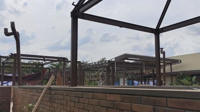 Kerangka bangunan Pusat Kuliner Rans Nusantara Hebat yang sedang dirobohkan.