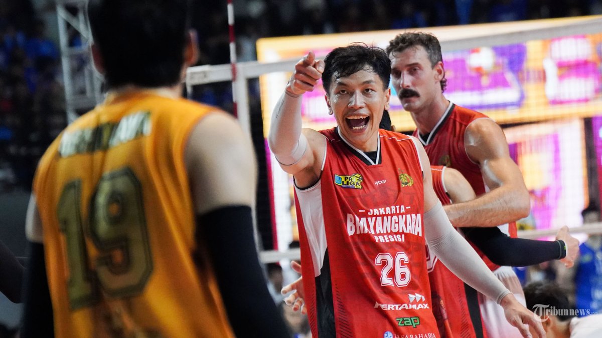 PROLIGA 2025 - Pevoli Bhayangkara Presisi, Farhan Halim (tengah) bereaksi setelah mendapatkan poin saat melawan tim voli putra LavAni dalam Grand Final Proliga 2025 di Gor Amongrogo, Yogyakarta pada Minggu (11/5/2025). Bhayangkara Presisi keluar sebagai juara Proliga 2025 setelah mengalahkan LavAni dengan skor 3-3 (19-25,23-25,25-22, 25-22,15-9) di laga grand final. Tribun Solo/Muhammad Nursina