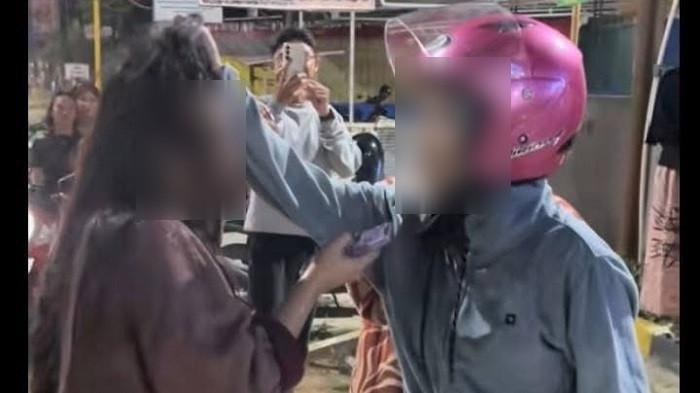 KERIBUTAN DI KENDARI - Istri sah pergoki suaminya jalan bareng wanita lain berujung keributan di Jalan Jenderal AH Nasution, Kelurahan Kambu, Kecamatan Kambu, Kota Kendari, Provinsi Sulawesi Tenggara (Sultra), Minggu (21/12/2025) dini hari. Saat keributan berlangsung, istri sah meluapkan emosi dengan suara bergetar. (Istimewa)