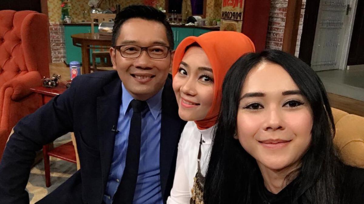 KONTROVERSI RIDWAN KAMIL - Aura Kasih pernah mengunggah foto bersama Ridwan Kamil dan Atalia Praratya ke Instagramnya pada tahun 2016. Mereka sempat menjadi bintang tamu program Ini Talkshow.
