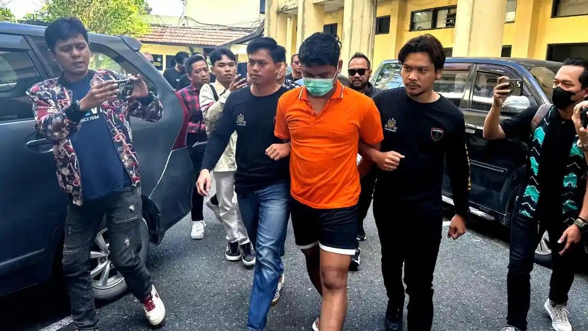 PELAKU PEMBUNUHAN MAHASISWI ULM- Petugas Satreskrim Polresta Banjarmasin tampak menggiring pelaku pembunuhan mahasiswi ULM