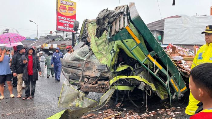 KECELAKAAN - Truk tronton bermuatan keramik yang mengalami kecelakaan di Simpang Empat Kertek, Wonosobo, Sabtu (27/12/2025). Proses evakuasi badan truk masih berlangsung. (Tribun Jateng/Imah Masitoh)
