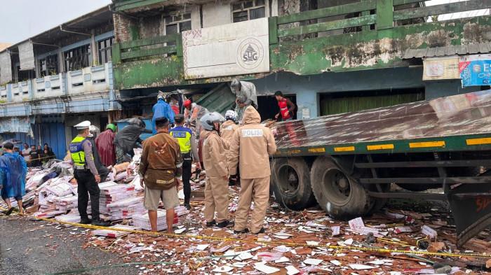 KECELAKAAN TRUK - Situasi di lokasi kejadian kecelakaan truk tronton bermuatan keramik yang mengalami kecelakaan di Simpang Empat Kertek, Wonosobo, Sabtu (27/12/2025). Proses evakuasi badan truk masih berlangsung.