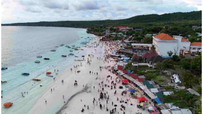 WISATA BULUKUMBA - Pengunjung wisata Pantai Pasir Putih Bira, Kecamatan Bontobahari, Kabupaten Bulukumba, Sulawesi Selatan. Pengelola objek wisata di Bira bersiap menyambut tamu di libur Natal dan Tahun Baru/dok.Pemkab