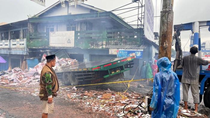 KECELAKAAN - Lokasi kecelakaan truk tronton bermuatan keramik di Simpang Empat Kertek, Wonosobo, Sabtu (27/12/2025). Lima orang mengalami luka-luka dalam peristiwa kecelakaan ini. (Tribun Jateng/Imah Masitoh)