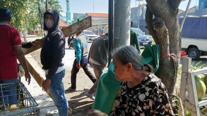 PENGUSIRAN NENEK ELINA - Potret nenek Elina Widjajati (80) di Surabaya, menatap rumahnya yang dirobohkan oleh sekelompok diduga orang suruhan Samuel, Rabu (24/12/2025). Samuel pun beri klarifikasi dan ngaku punya bukti pembelian rumah.