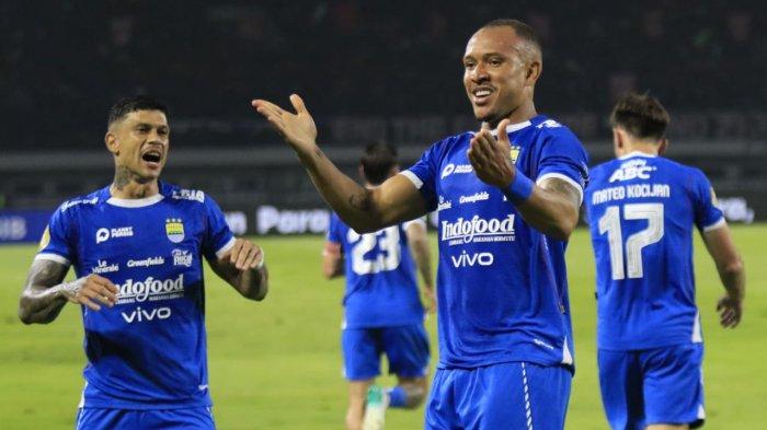SELEBRASI GOL - Bek Persib Bandung Gustavo Franca melakukan selebrasi gol setelah berhasil membobol gawang PSS Sleman di Stadion Gelora Bandung Lautan Api (GBLA) pada pekan ke-31 Liga 1 2024/2025, Sabtu (26/4/2025). Laga berakhir dengan kemenangan Persib Bandung 3-0.