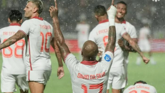 LAGA MALUT UNITED - David da Silva bersama para pemain Malut United merayakan gol le gawang Bali United pada pekan kedua Super League 2025/2026 di Stadion Gelora Kie Raha, Ternate, Jumat (15/8/2025). BREAKING NEWS - Kombinasi Duo Eks Persib David da Silva-Ciro Alves Bawa Malut United Unggul 1-0