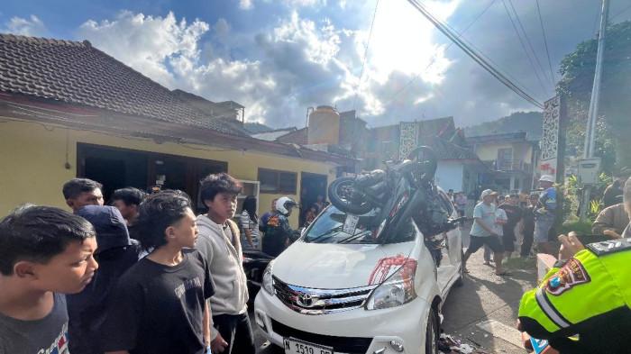 KECELAKAAN MAUT - Pengendara sepeda motor tewas usai mengalami rem blong dan menghantam mobil yang hendak keluar gang di Jalur Klemuk Kota Batu, Minggu (28/12/2025). Korban tewas merupakan pengendara sepeda motor, sedangkan ada dua korban lain yang mengalami luka, yakni penumpang sepeda motor dan penumpang mobil.