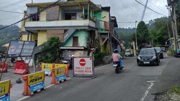 RAWAN REM BLONG - Jalur Klemuk, Kota Batu, sering menjadi lokasi rem blong kendaraan yang melintas karena medannya yang curam. Pada Sabtu (27/12/2025), insiden kecelakaan karena rem blong terjadi di lokasi ini.