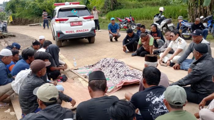 PENEMUAN MAYAT - Warga Desa Salawangi, Kecamatan Bantarujeg, Kabupaten Majalengka, digegerkan dengan penemuan sesosok mayat laki-laki di Jalan Provinsi jalur Bantarujeg–Talaga, Senin (29/12/2025) sekitar Pukul 5.30 WIB