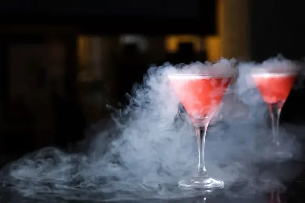 Cocktail yang disajikan dengan nitrogen.