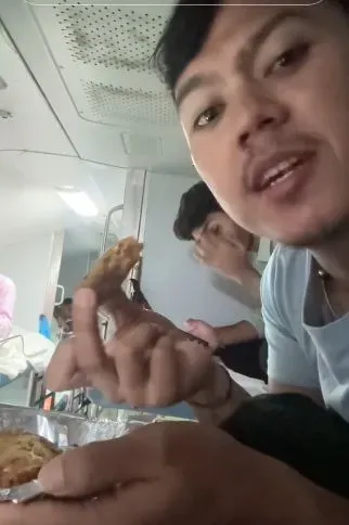 AA Juju Beraksi Lagi! Kali Ini Cicip Semua Jajanan di Kereta India AA Juju Beraksi Lagi! Kali Ini Cicip Semua Jajanan di Kereta India