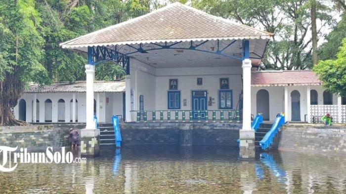 WISATA DI BOYOLALI - Salah satu kompleks pemandian Tirtomarto atau biasa disebut Umbul Pengging di Pengging, Boyolali, Jawa Tengah. Kompleks pemandian ini dibangun oleh Susuhunan Paku Buwono X