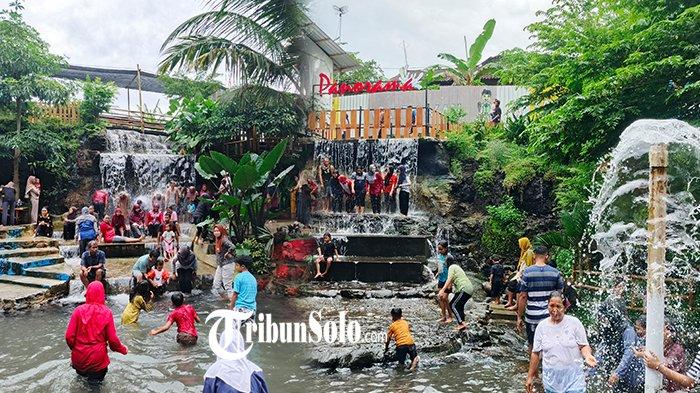 Pengunjung menikmati spot air terjun di obyek wisata Panorama Boyolali, Rabu (1/1/2025).