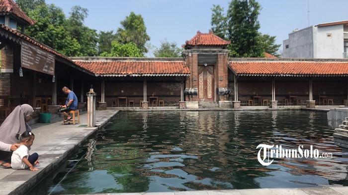 WISATA BOYOLALI - Kesegaran air di Umbul Tirto Mulyo di Desa Kemasan, Kecamatan Sawit, Boyolali, Jawa Tengah, Jumat (25/7/2025). Beginilah asal-usul Umbul Tirto Mulyo.