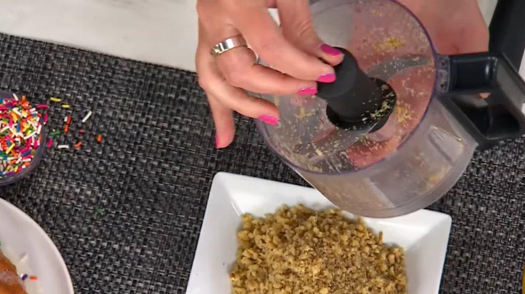 Ilustrasi penggunaan food chopper.