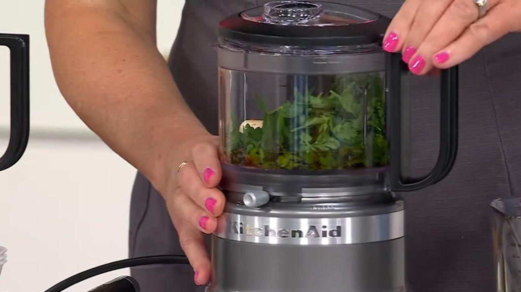 Ilustrasi penggunaan food chopper.