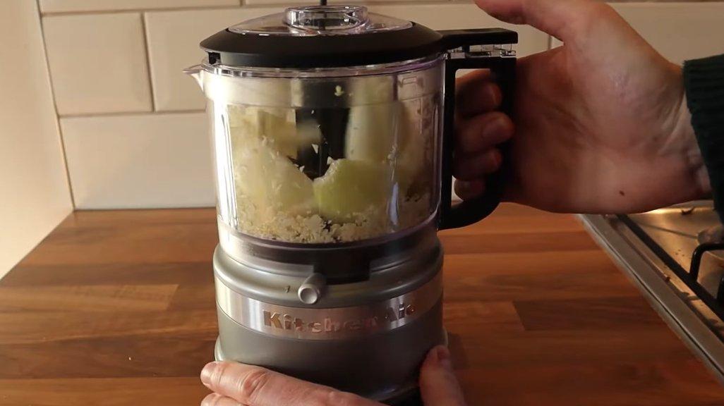 Ilustrasi penggunaan food chopper.