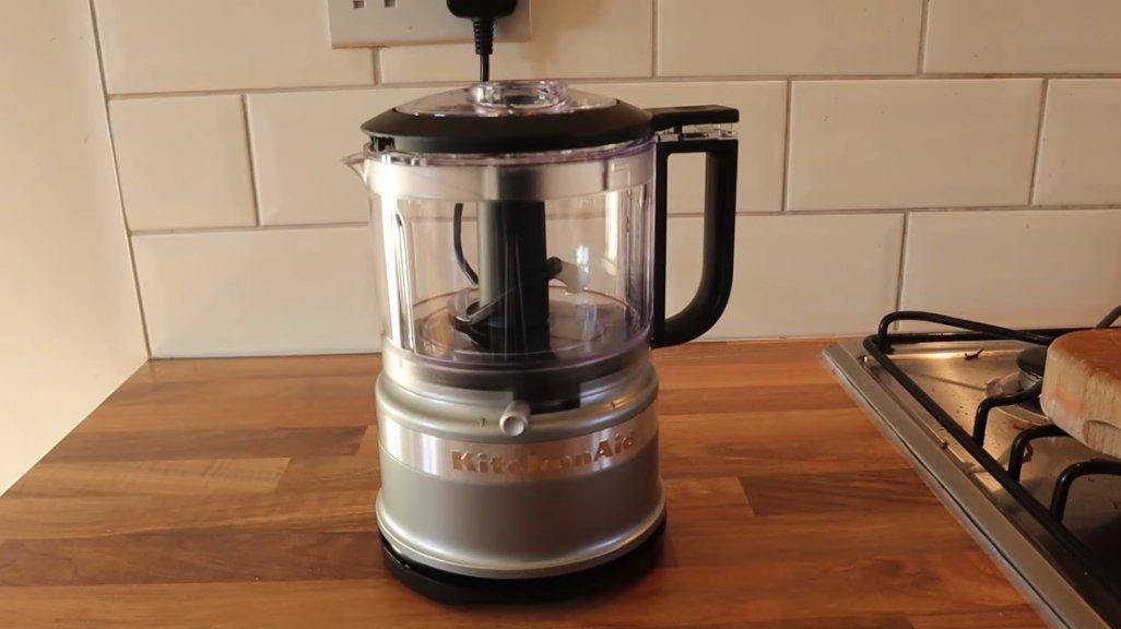 Ilustrasi penggunaan food chopper.