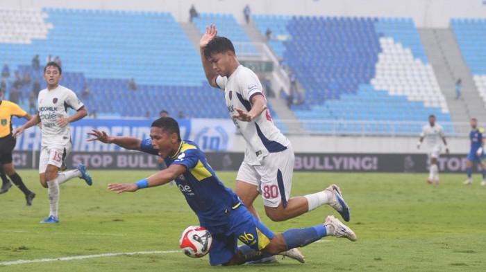 SUPER LEAGUE - Duel Arema FC vs Persita Tangerang di Stadion Kanjuruhan, Kabupaten Malang, Selasa (30/12/2025). Pertandingan merupakan lanjutan kompetisi Super League 2025/2026.