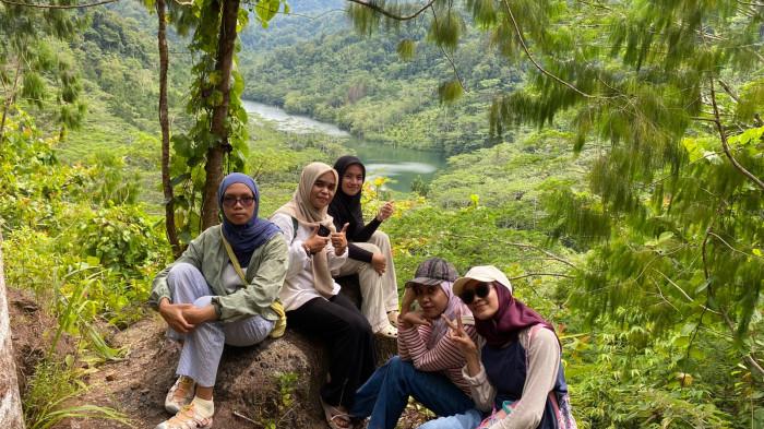 BENDUNGAN WAY ELA - Wisatawan dari Kota Ambon, saat berpose berlatar belakang Bendungan Way Ela dari ketinggian, berlokasi di Desa Negeri Lima, Kecamatan Leihitu, Maluku Tengah, Selasa (30/12/2025).