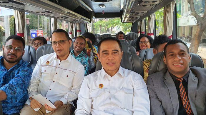 Nama Made Kartikajaya jarang muncul di baliho, namun di Papua hingga Aceh, jejak kerjanya justru hidup dan bergerak.