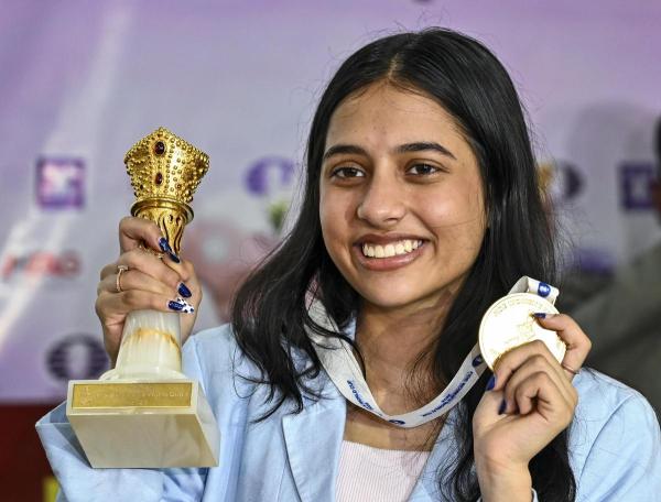 FIDE Women’s World Cup champion Divya Deshmukh poses with her trophy and medal.