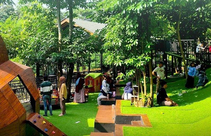 WISATA TANGERANG - Pengunjung tengah menikmati fasilitas di The Nice Garden Serpong, Tangerang, Banten, Jumat (21/3/2025). The Nice Garden Serpong bisa menjadi tempat wisata pilihan dengan tarif terjangkau.