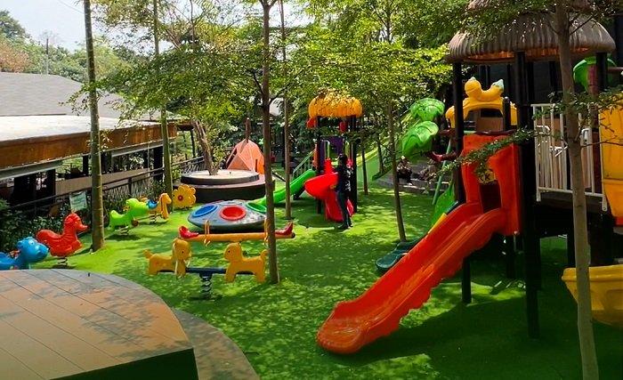 WISATA TANGERANG - Pengunjung tengah menikmati fasilitas di The Nice Garden Serpong, Tangerang, Banten, Jumat (21/3/2025). The Nice Garden Serpong bisa menjadi tempat wisata pilihan dengan tarif terjangkau.