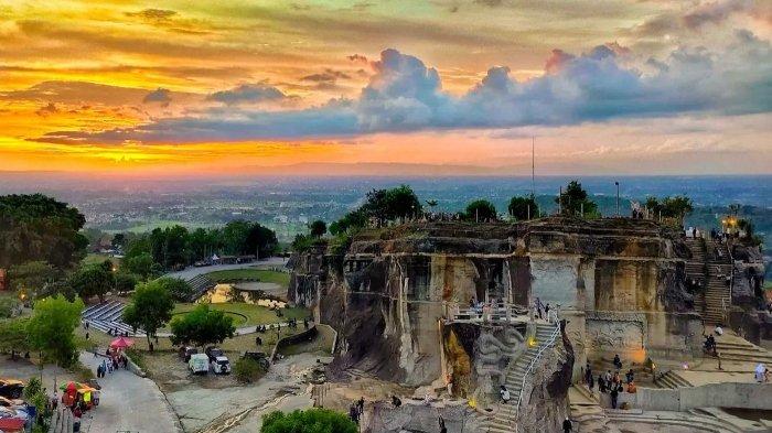 Pemandangan sunset dari Tebing Breksi, tempat wisata instagramable di Kecamatan Prambanan, Kabupaten Sleman, Daerah Istimewa Yogyakarta.