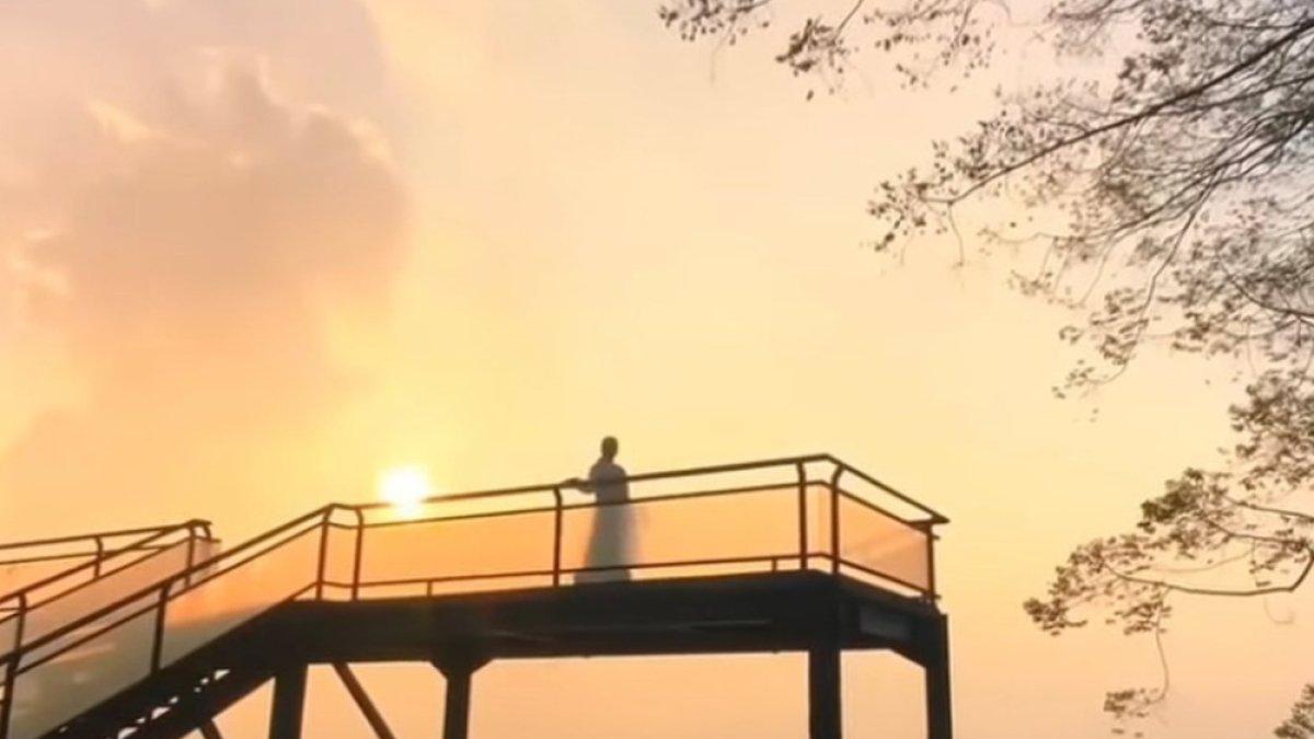 Menyaksikan sunset di Nimo Highland adalah satu tempat wisata baru di Bandung yang sedang viral.