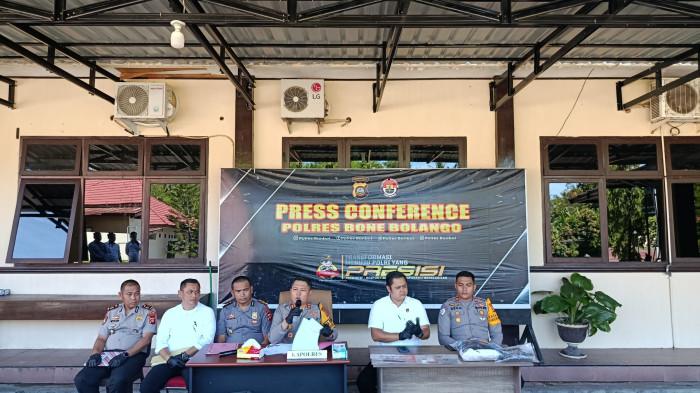 KASUS PENIKAMAN - Kasat Reskrim Polres Bone Bolanho, Gorontalo AKP Yudhi Prastyo, bersama Kapolres Bone Bolango, AKBP Supriantoro saat memberikan keterangan penikaman, Rabu (31/12/2025). <div class=