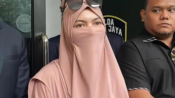 KASUS DUGAAN PERZINAAN - Wardatina Mawa usai menjalani pemeriksaan di Polda Metro Jaya berkaitan kasus dugaan perzinaan suaminya Ihsanul Fahmi dengan Inara Rusli, Kamis (4/12/2025). Wardatina Mawa memutuskan untuk mengakhiri rumah tangganya dengan Ihsanul Fahmi buntut dugaan kasus perzinaan dengan Inara Rusli.
