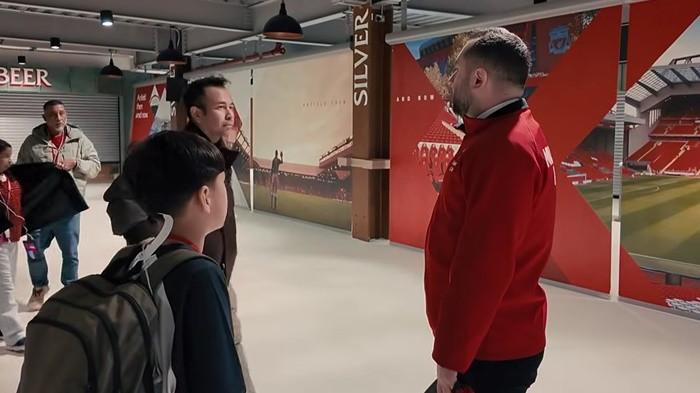 KE ANFIELD - Rafathar Malik Ahmad (kiri), Raffi Ahmad (tengah), dan Mario Djuninski (kanan) di Stadion Anfield.
