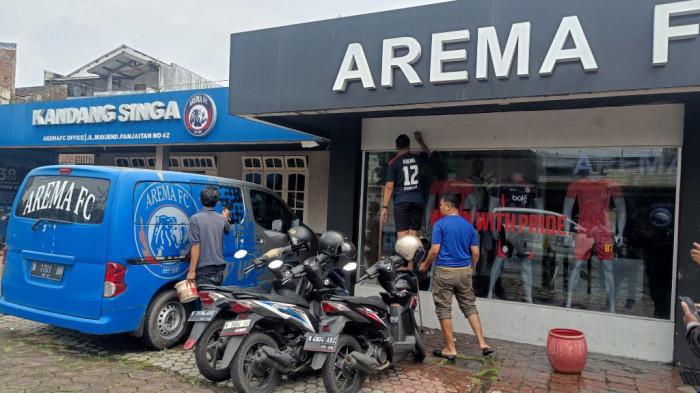 KECEWA - Karyawan Arema FC Store saat membersihkan bekas poster bernada protes yang memenuhi sudut Arema FC Store pasca kekalahan Singo Edan atas Persita Tangerang dalam lanjutan Super League 2025/2026, Rabu (30/12/2025). Aremania kecewa dengan kekalahan Arema FC di Stadion Kanjuruhan, Selasa (30/12/2025).