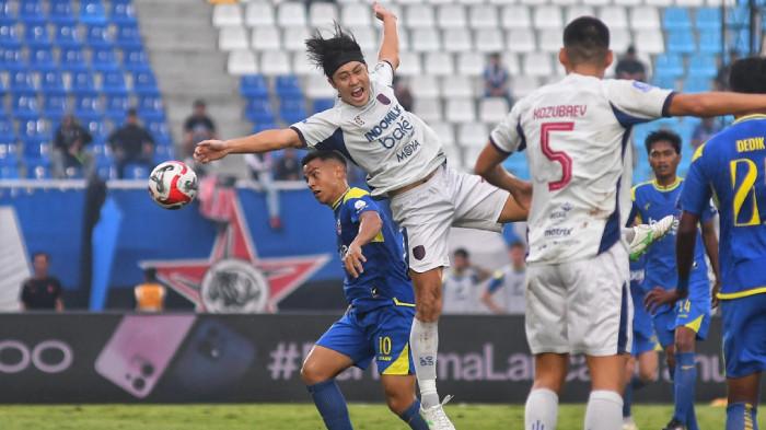 AREMA FC KALAH - Pesepakbola Persita Tangerang, Sin Yeong Bae (atas) berduel bola udara dengan pesepakbola Arema FC, Valdeci Moreira (bawah) dalam laga lanjutan Super League 2025-2026 di Stadion Kanjuruhan, Kabupaten Malang, Jawa Timur, Selasa (30/12/2025). Arema FC kalah dari Persita Tangerang dengan skor 0-1. Hasil itu membuat Singo Edan gagal meraih happy ending di penghujung musim.