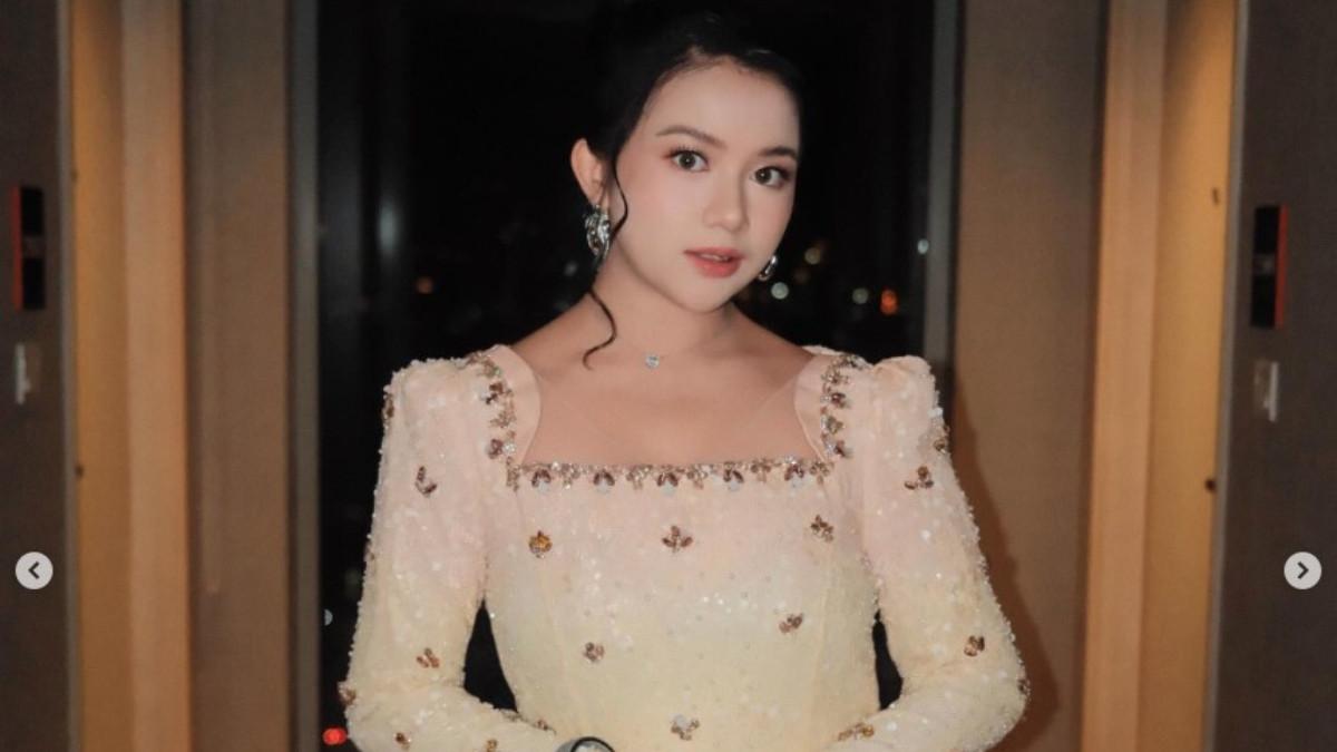 Dalam salah satu potret, Diva Azzura mengenakan dress kuning pucat dengan detail payet yang menghiasi seluruh busana.