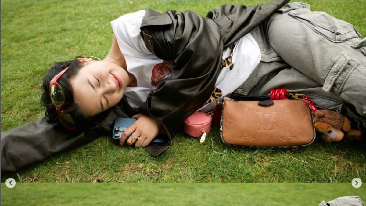 Dalam sebuah potret berlatar bangunan klasik, Diva Azzura tampil santai namun tetap modis.