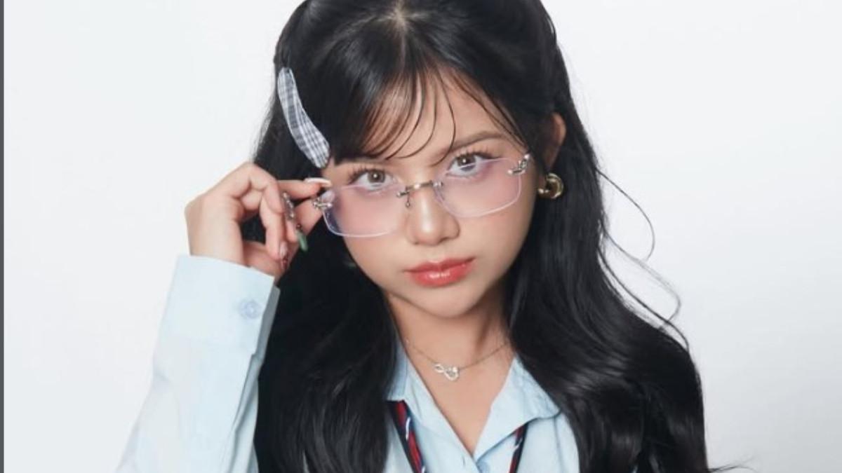 Diva Azzura juga menunjukkan sisi cerianya lewat gaya preppy ala pelajar Korea.