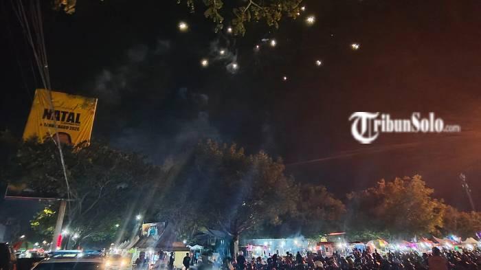 Langit Karanganyar menyala kembang api